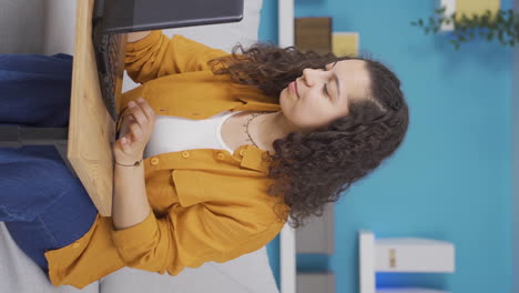 Vertikales-Video-Einer-Jungen-Frau,-Die-Mit-Glücklichem-Gesichtsausdruck-Am-Laptop-Arbeitet.